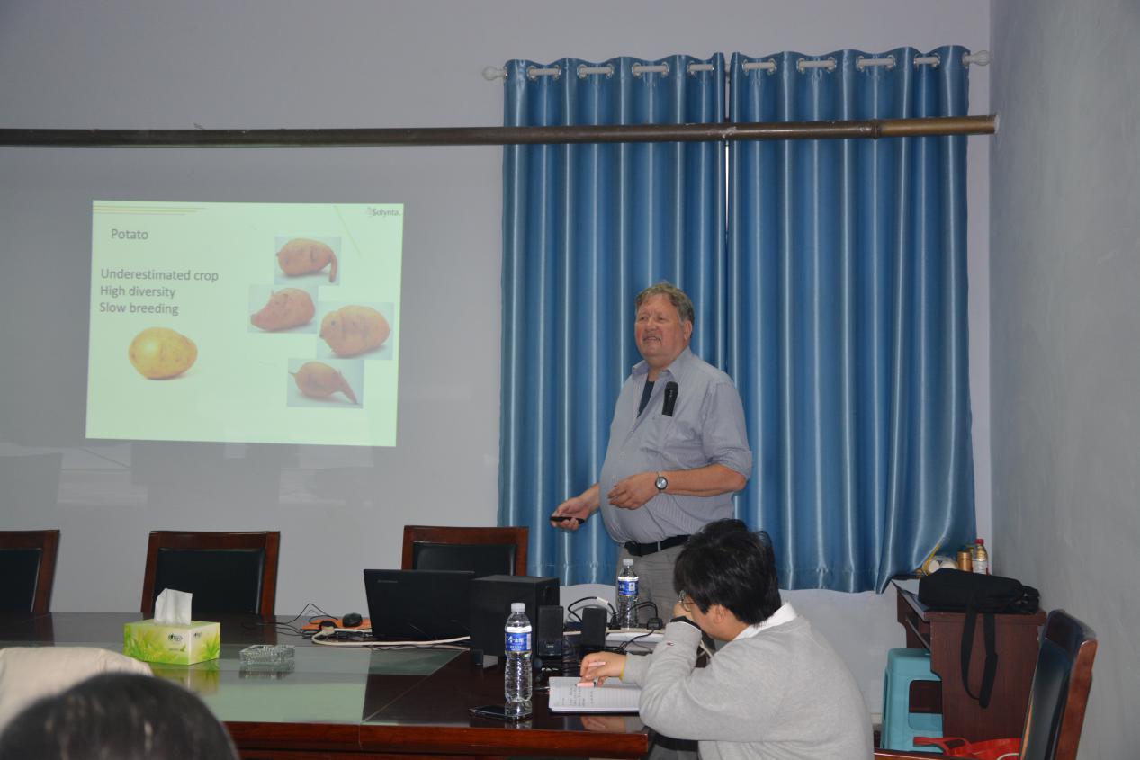 荷兰瓦赫宁根大学高级研究员Sjaak van Heusden应邀为园艺学院师生作报告